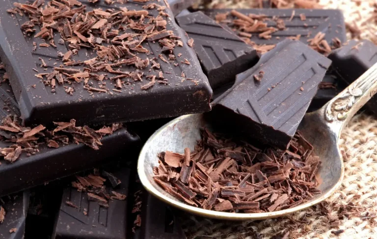 7 Amazing Health Benefits of Dark Chocolate (Backed by Science)