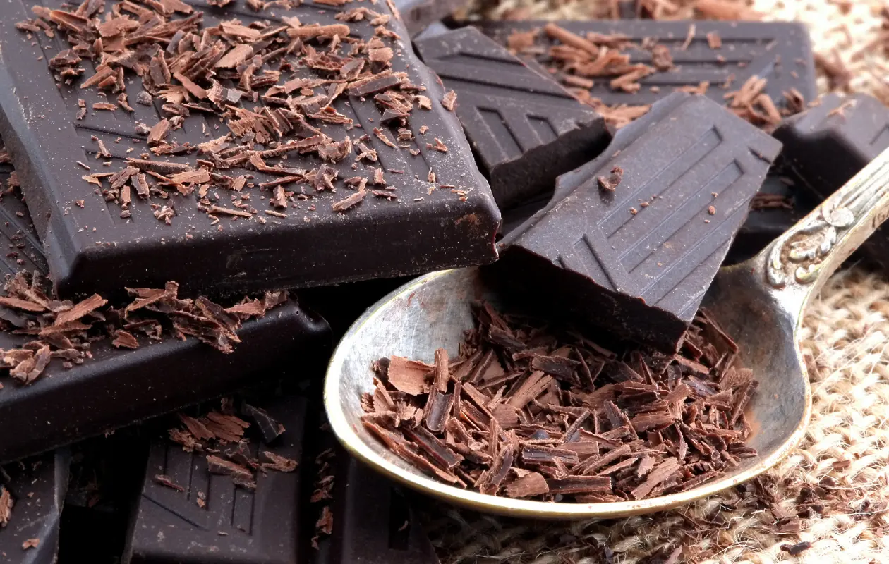 7 Amazing Health Benefits of Dark Chocolate (Backed by Science)